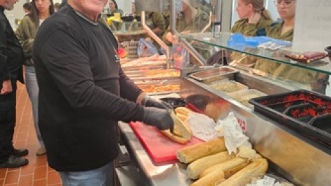 מתנדבי הגיל השלישי בבסיס צהל באזור.jpg