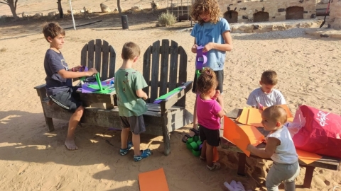 ילדים גדלים בקדש ברנע.jpg